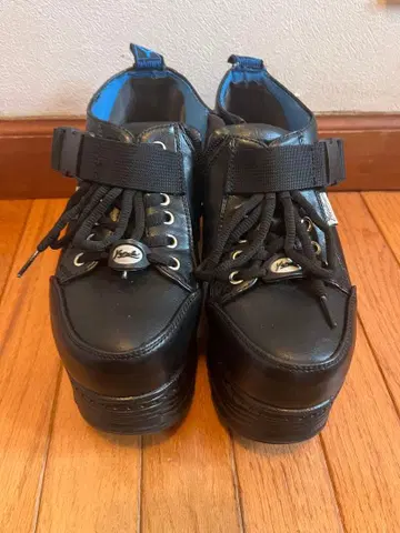 yosuke 블랙 가죽 통굽 스니커즈 스트랩 포함