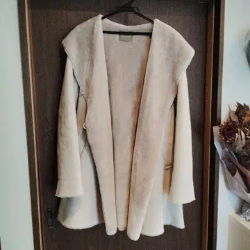 후드 부착 크림색 롱 코트