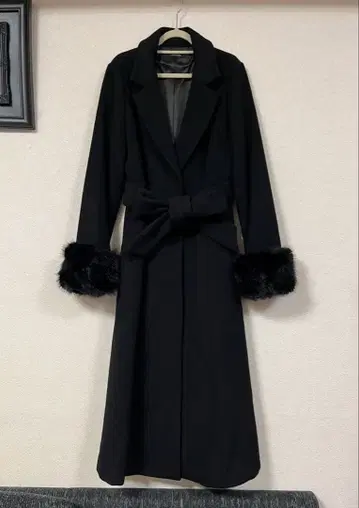 리엔다 블랙 롱 코트 소매 퍼 포함