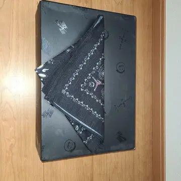 트래비스 블랙 팬텀 상자와 반다나