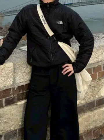 The North Face 블랙 다운 재킷 짧은 기장