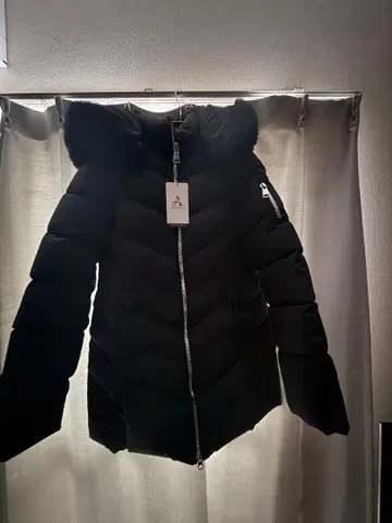 후드 부착 블랙 자켓