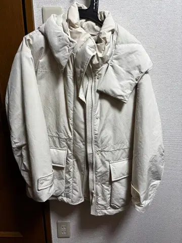 유니클로 화이트 다운 자켓 후드 부착