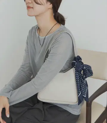 어반 리서치 도어스 이번 시즌 미사용 하프문 원 핸들 백