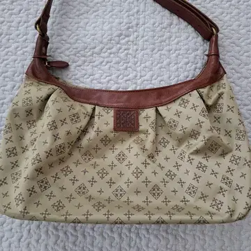 베이지 숄더백 프릴 디자인