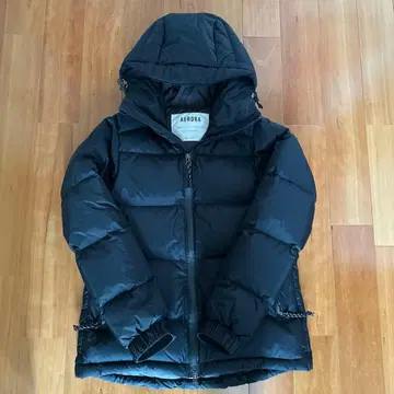 AURORA 후드 부착 다운 자켓 블랙