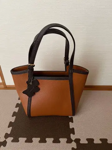 브라운 가죽 핸드백