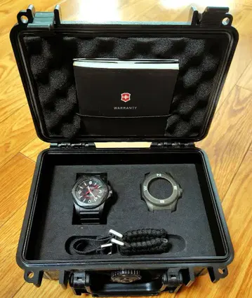 VICTORINOX 카본 손목시계 200m/660 방수