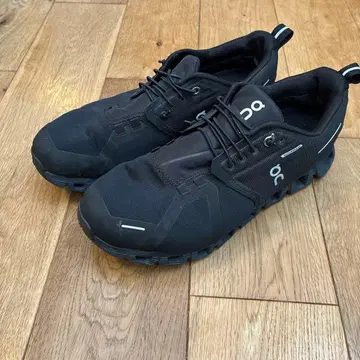 on 블랙 스니커즈