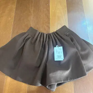 clane 로우 웨이스트 턱 쇼트 팬츠