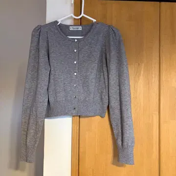 그레이 니트 가디건 퍼프 슬리브와 화이트 스커트