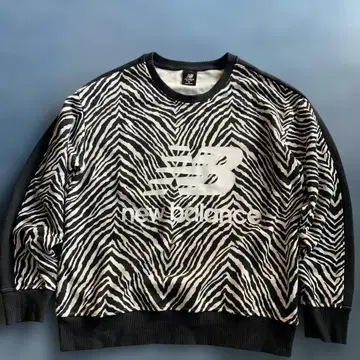 귀여워! 뉴발란스 제브라 패턴 맨투맨