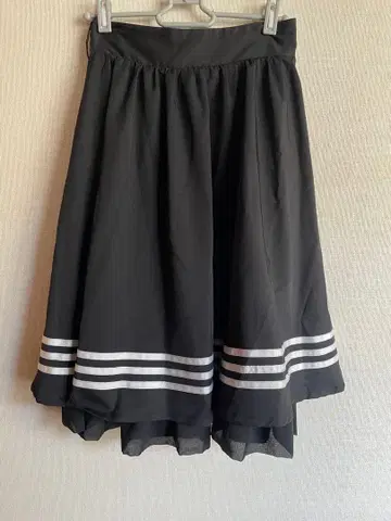 axes femme 플레어 스커트 블랙 스트라이프 디자인