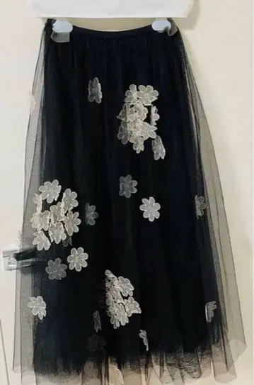 블랙 튤 꽃무늬 자수 플레어 스커트