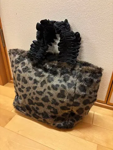 Cachellie 프릴 핸들 레오파드 퍼 핸드백