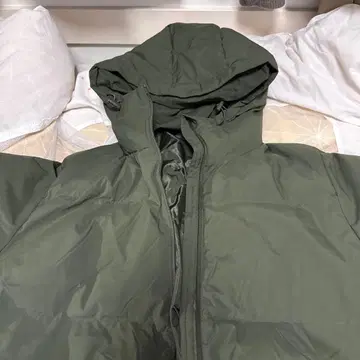 올리브 그린 후드 부착 다운 자켓