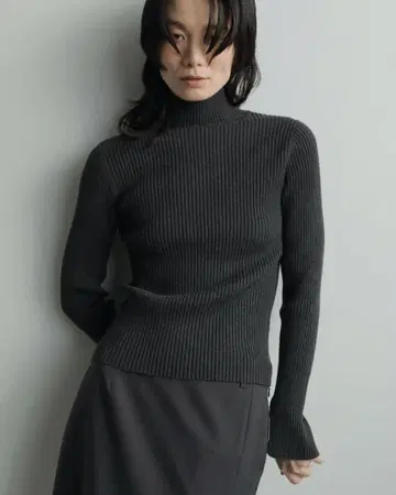 anuke Slit Turtle Knit 차콜 그레이