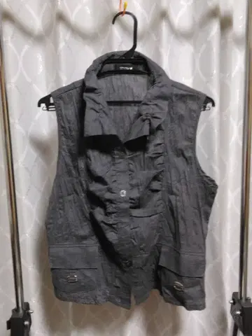 프릴이 달린 그레이 슬리브리스 베스트