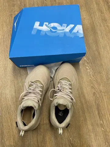 호카 베이지 스니커즈