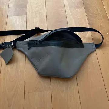 NL 그레이 가죽 바디백