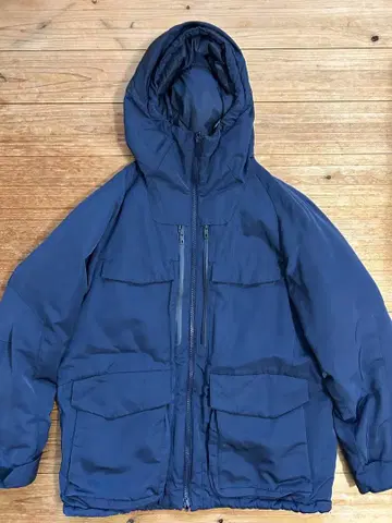 화이트 마운티니어링 유니클로 하이브리드 다운 파카 새상품급