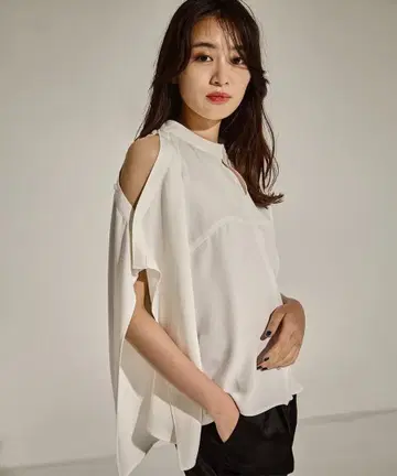 [ STUDIOUS ] 백 새틴 드레이프 블라우스