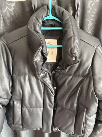 합성 피혁 숏 기장 다운 자켓 블랙