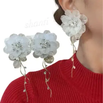 꽃 모티브 귀찌 화이트