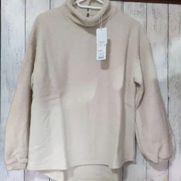 크림색 하이넥 플리스 트레이닝복