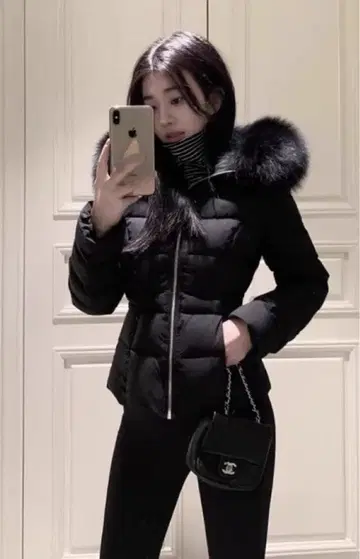 퍼가 달린 블랙 다운 자켓