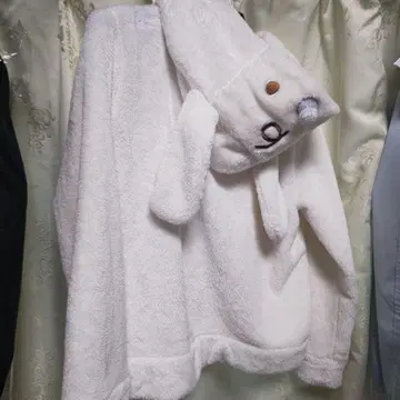 후드 부착 화이트 아우터