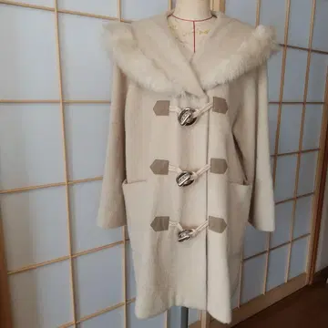 퍼 달린 더플 코트 크림색