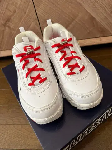 FILA 화이트/레드 스니커즈