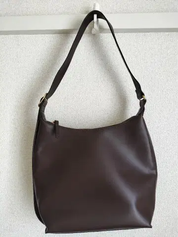브라운 합성 피혁 숄더백