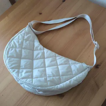 유니클로 라운드 숄더 퀼트 화이트