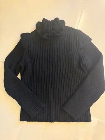 cygne 시뉴 캐시미어 리브 프릴 니트 블랙