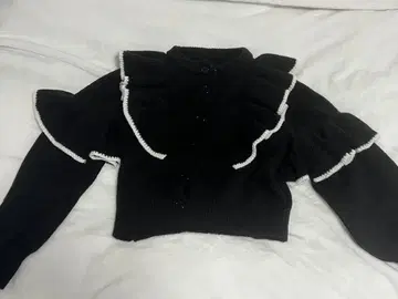 프릴 장식 블랙 크롭 니트