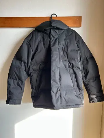 유니클로 +J 블랙 후드 부착 다운 자켓