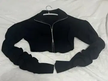 멜트 더 레이디 블랙 크롭 저지 자켓