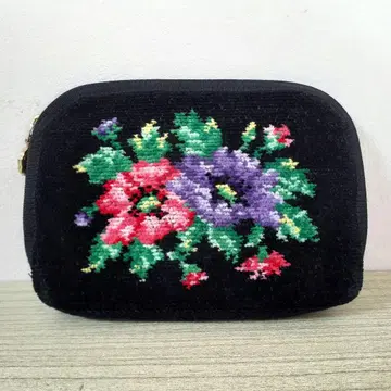 페이러 꽃무늬 자수 파우치 블랙