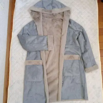 후드 부착 라이트 블루 무스탕 코트