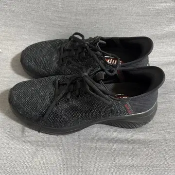 SKECHERS Slip-In 블랙 스니커즈