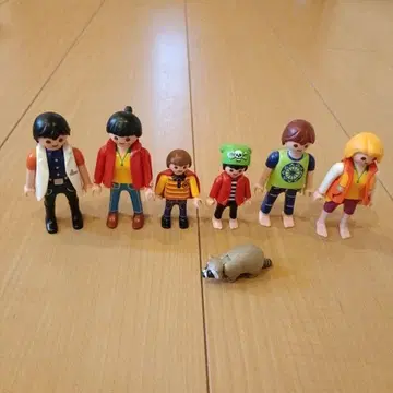 플레이모빌 피규어 6개와 너구리