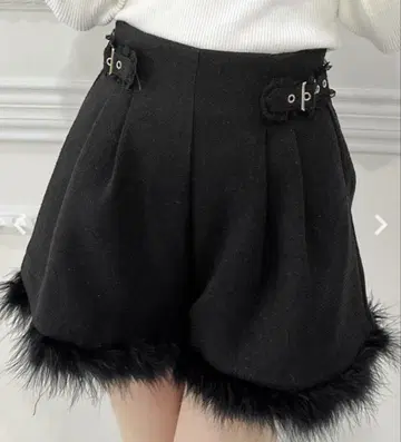 couture BY ROJITA 퍼 달린 블랙 숏팬츠