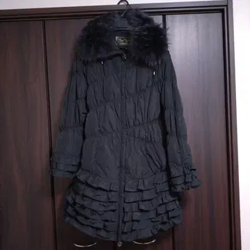 프릴 장식 블랙 롱 코트 후드 부착