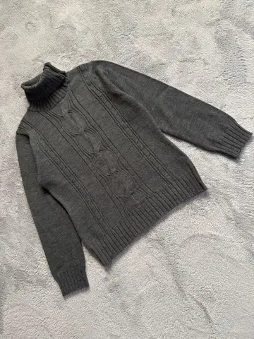 그레이 케이블 짜임 터틀넥 스웨터