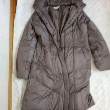 브라운 다운 자켓 후드 부착