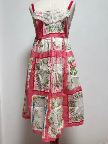 에밀리 템플큐트 패치워크풍 꽃무늬 슬리브리스 원피스