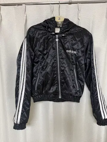 adidas 데상트 퀼팅 자켓 숏 기장