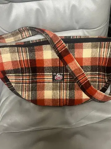 존슨 체크 무늬 숄더백